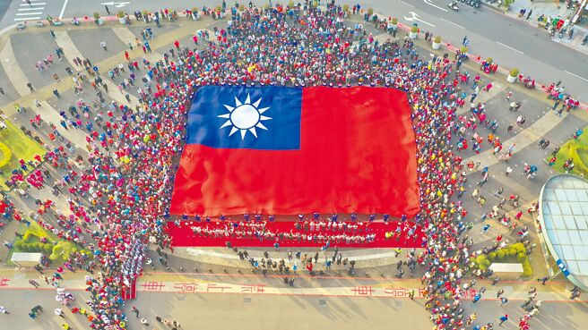 桃園市升旗典禮今年首度規畫巨幅國旗展旗，由新興高中60名學生以快跑方式合力展開20乘30公尺的巨幅國旗。（桃園市民政局提供／陳夢茹桃園傳真）