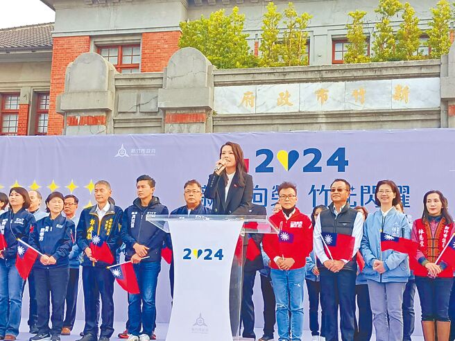 新竹市政府2024年1月1日於市府前廣場舉辦「新欣向榮、竹光閃耀」2024元旦升旗典禮，市長高虹安（前中）許下3個新年願望並承諾將持續打造安居科技城。（陳育賢攝）