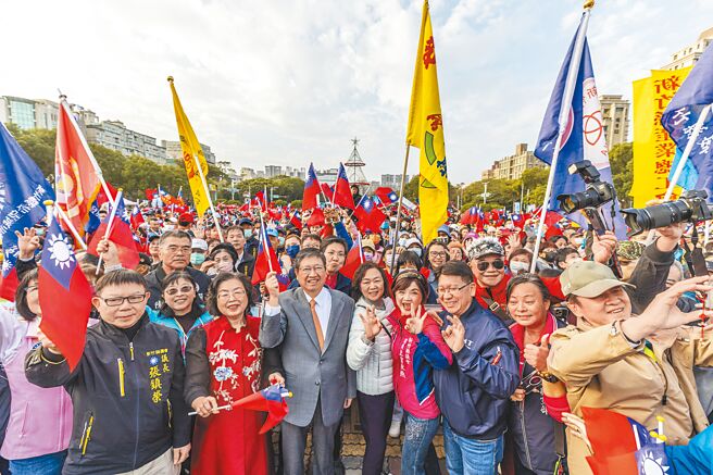 新竹縣各界慶祝113年元旦升旗典禮有近6000人共襄盛舉，縣長楊文科（中）等人與民眾一起揮舞國旗。（羅浚濱攝）