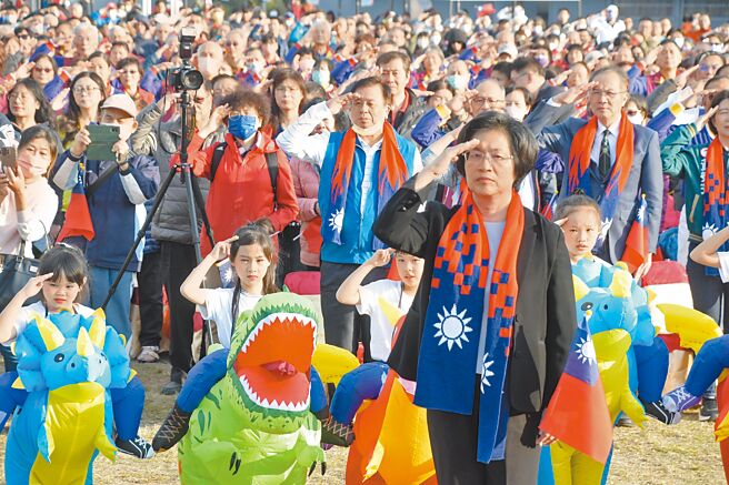 彰化縣政府喜迎2024年，1日早上在縣立體育場舉辦「繽紛彰化．好運龍來」元旦升旗暨嘉年華活動，吸引上千民眾到場，彰化縣長王惠美與身穿恐龍裝的小朋友領唱國歌，並向國旗致敬。（吳建輝攝）