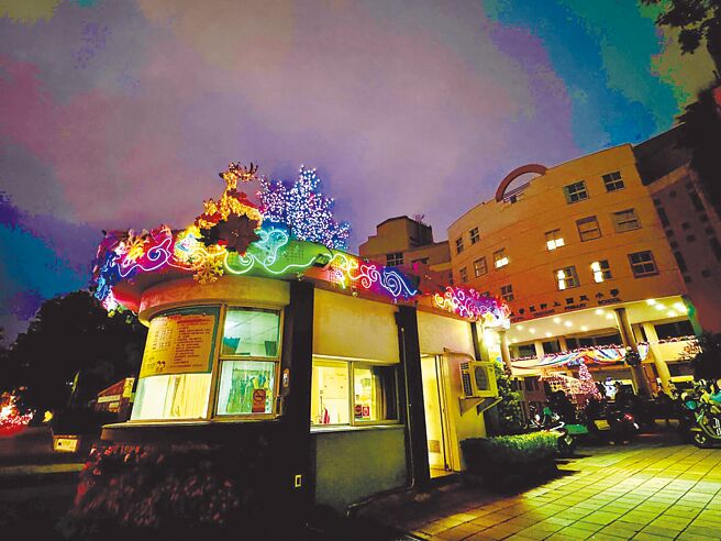 高雄市教育局啟動校園「光點計畫」，新上國小結合耶誕節元素，為校園妝點出浪漫溫馨氣氛。（高雄市教育局提供／任義宇高雄傳真）