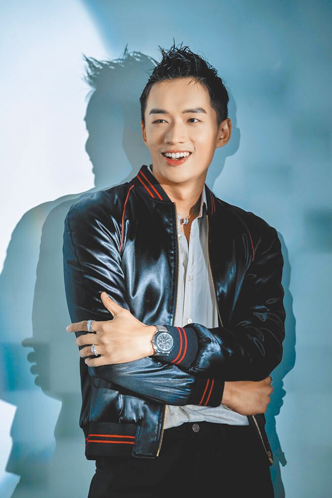 陳澤耀演出的《富都青年》大賣，佩戴寶格麗珠寶與腕表，帥氣十足。（石智中攝‧服裝提供／CELINE HOMME）