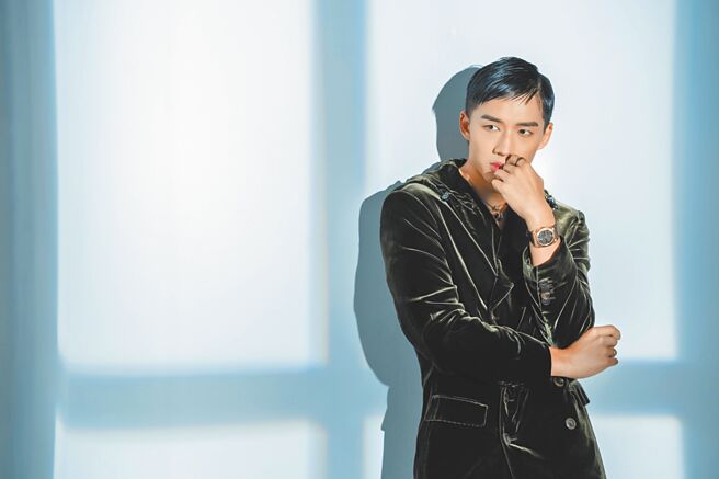 陳澤耀對穿搭不怕挑戰，佩戴寶格麗珠寶與腕表，展現時尚貴氣。（石智中攝‧服裝提供／Giorgio Armani）