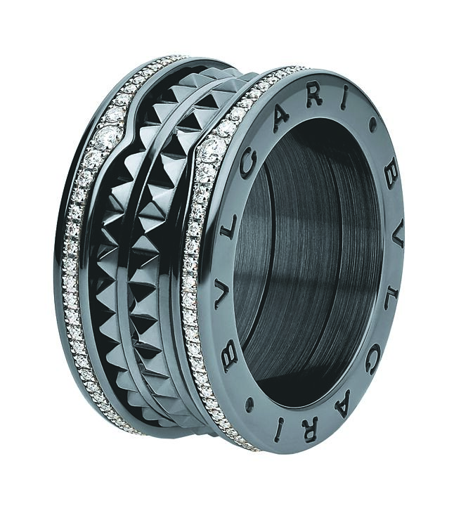 寶格麗B.zero1 Rock系列黑陶瓷三環鑽石戒指，價格店洽。（寶格麗提供）