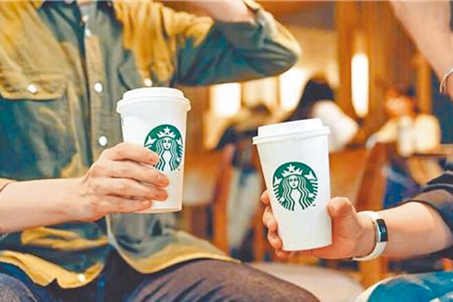 星巴克2日限时9小时指定品项买1送1。（星巴克提供）