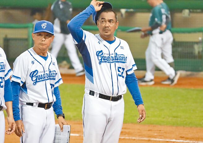 悍將確定由陳金鋒（中）出任一軍總教練，二軍總教練是郭建霖（左）。（富邦悍將提供）