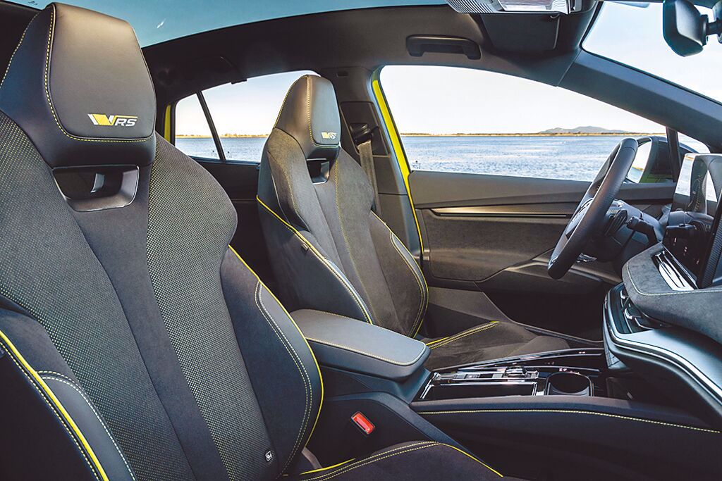 ENYAQ Coupe RS配備跑車座椅及玻璃車頂。（SKODA提供）
