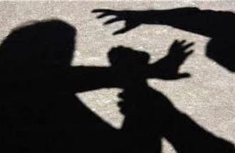 女友「嘖」一聲！男教授暴怒拿筆電砸瞎她左眼 抗辯自首求減刑