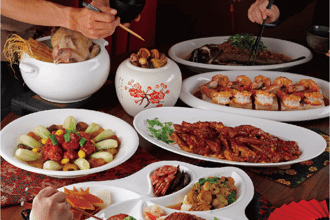 农历年「聚餐商机」大爆发  饭店除夕围炉宴满订 常温年菜外带开跑 冷冻宅配、伴手礼品业绩抢抢滚