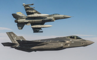 和F-35並肩作戰 F-16無人僚機今年要砸15億練功