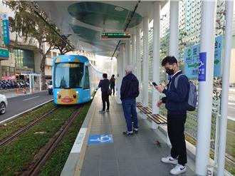 高雄轻轨通勤时段爆满！旅客怨列车即时动态不即时