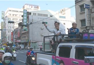 韓國瑜為曹桓榮車掃 拉票盼進立院助高雄發展