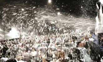 看電影體驗「浪漫下雪」！ 觀眾遇「雪崩」笑翻網：清潔阿姨氣炸了