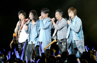 五月天跨年演場會「跳科目三」登熱搜 大陸網友評論吵翻天