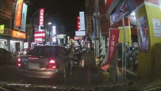 駛出停車格遭「違停賓士」阻擋 按喇叭反遭嗆聲還故意踩煞車