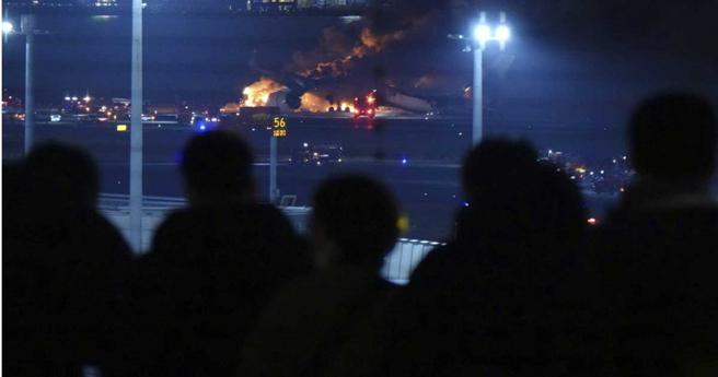 班机上所有成员平安撤离。（图／达志／美联社）