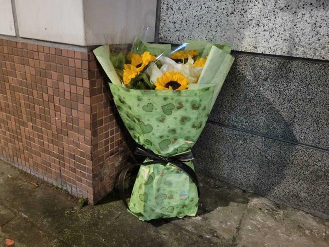 土城少年遭同学砍杀丧命，社会大眾无限哀痛，还有民眾自发性送花哀悼。（图／读者提供）