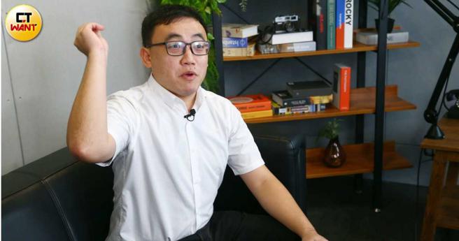 中学老师杨鹏渊指出，上课时曾差点被学生丢掷的飞刀击中。（图／黄鹏杰摄）