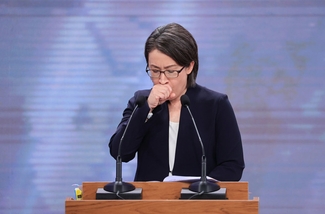 2024總統大選副總統候選人電視辯論會1日在公視舉行，民進黨副總統候選人蕭美琴感冒未癒，聲音沙啞，辯論會中一度咳嗽。（台北市攝影記者聯誼會提供）
