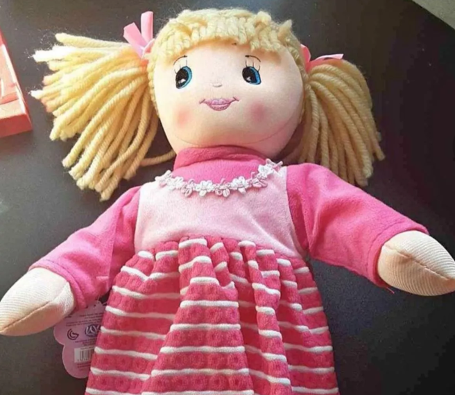 梅兰妮送给鬼小孩的洋娃娃。（图／翻摄自每日星报）