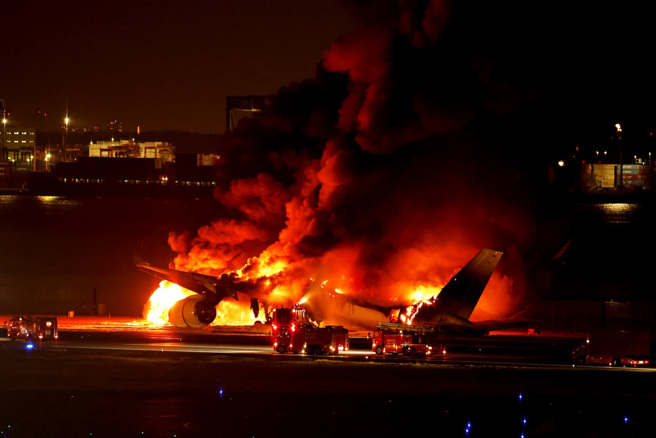 日本航空客機2日降落羽田機場時與海上保安廳飛機擦撞，客機陷入火海。（圖／路透社）