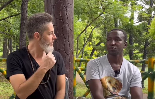 来自非洲甘比亚的杰拉明（图右），最喜欢的县市是新竹县竹东。（图／翻摄自Cole Fogle 大鬍子YouTube频道）