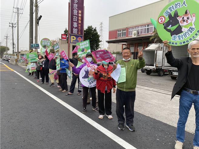 民進黨總統候選人賴清德競選總部啟動全國超過817個路口「美德三票護台灣」聲援活動，本命區台南競選總部3日全體大動員，地方立委、議員及里長等黨公職在全市超過50個路口共同響應。（讀者提供／洪榮志台南傳真）