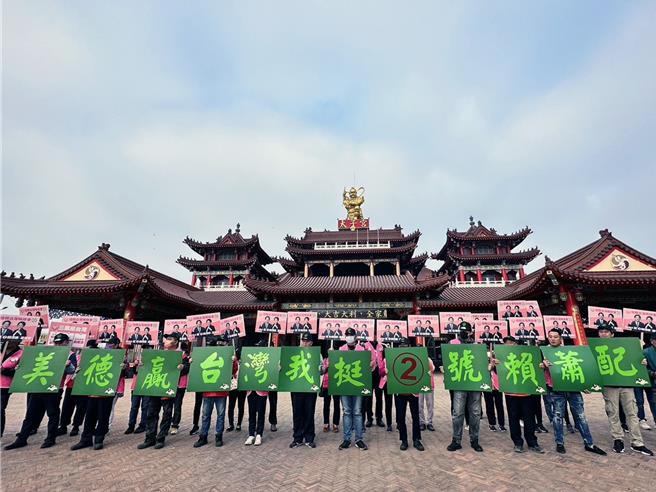 民進黨總統候選人賴清德競選總部啟動全國超過817個路口「美德三票護台灣」聲援活動，本命區台南競選總部3日全體大動員，地方立委、議員及里長等黨公職在全市超過50個路口共同響應。（讀者提供／洪榮志台南傳真）