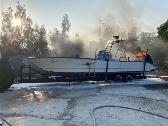 金門金沙鎮陽翟一處鐵皮屋旁造價約新台幣500萬元的遊艇，昨日下午不明原因起火燃燒，並波及2位民眾受傷送醫。(圖／民眾提供)