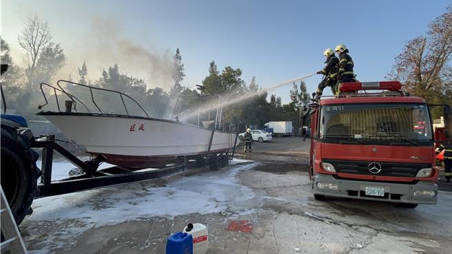 警消獲報後立即出動各式消防車共計8車及職義消22人前往搶救，所幸火勢歷時約20分鐘即有效壓制未釀成更大災禍。(圖／金門縣消防局提供)