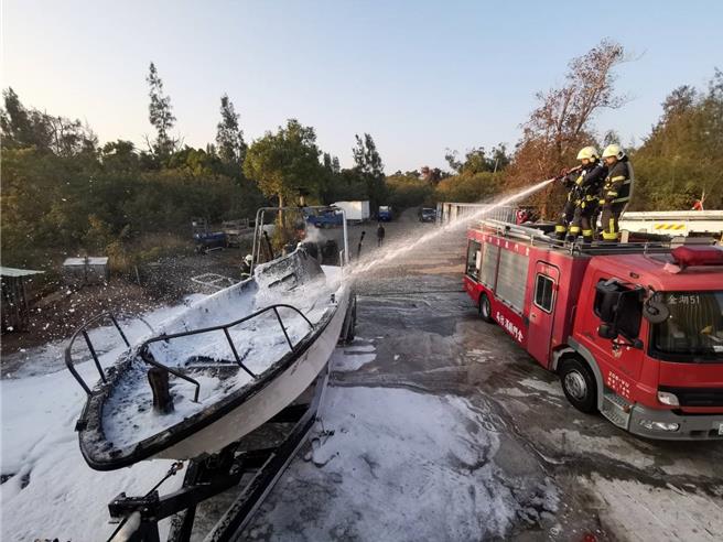 警消以系統式泡沫針對船艙進行滅火作為，過程中持續以TIC(熱顯像儀)監控船體溫度變化，以防復燃。(圖／金門縣消防局提供)