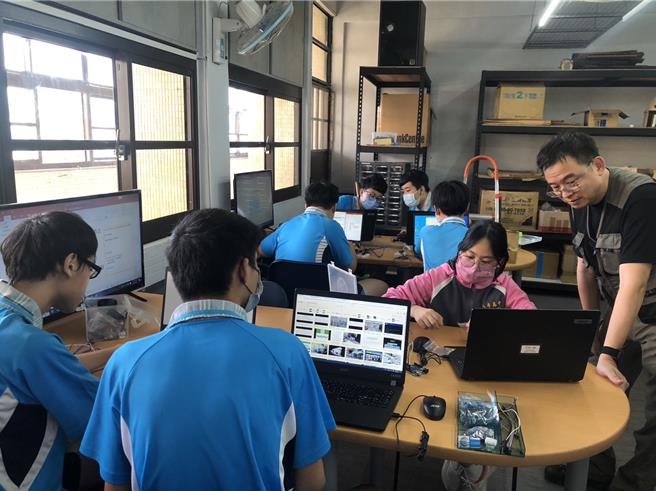 基隆市政府3日宣布，將自今年8月起，將市立高中每班人數由35人調降為30人，不僅讓師生比降低，也讓教育精緻化。（基隆市政府提供／張志康基隆傳真）