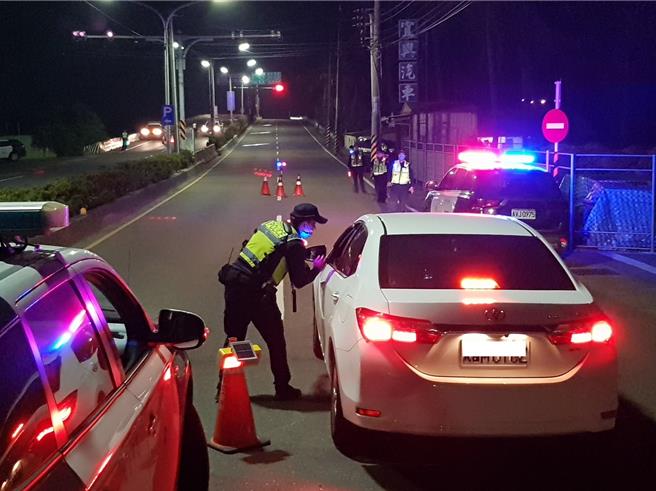 為降低交通事故發生率，台南市政府警察局學甲分局嚴正執法、苦口婆心雙管齊下。（學甲警分局提供／張毓翎台南傳真）