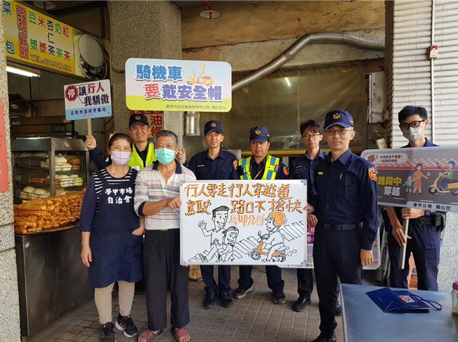 學甲分局分局長劉全福（右二）表示，新的一年將持續攜手社區、警民合作，努力實施各項交通事故防制作為。（學甲警分局提供／張毓翎台南傳真）