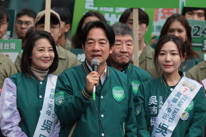 民进党总统候选人赖清德（中）3日前往台北小巨蛋启动全国22县市同步站「台湾美德站出来 全国站路口行动」，被问到四年前小英总统也在同个路口，是否有传承意义？赖表示，蔡英文总统四年前也有来站在同一个路口拜票，希望能够延续这样的气势，赢得最后的胜利。（郭吉铨摄）