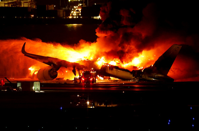 日本航空客机2日在火海中疏散全机379人，被讚「奇蹟」。（图／路透社）
