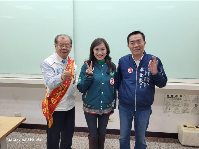 台南四選區立委政見發表會，民進黨立委候選人林宜瑾(中)、司法改革黨劉清田(左)、無黨籍李全教(右)依序上場發表政見。(台南市選委會提供／曹婷婷台南傳真)