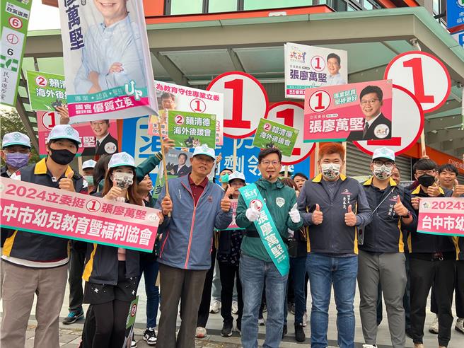 民进党今天早上举行「美德站出来」，全台街头大串联活动，台中四选区立委候选人张廖万坚由近50名教育、幼儿团体成员及家长们陪站路口拜票。（张亦惠摄）