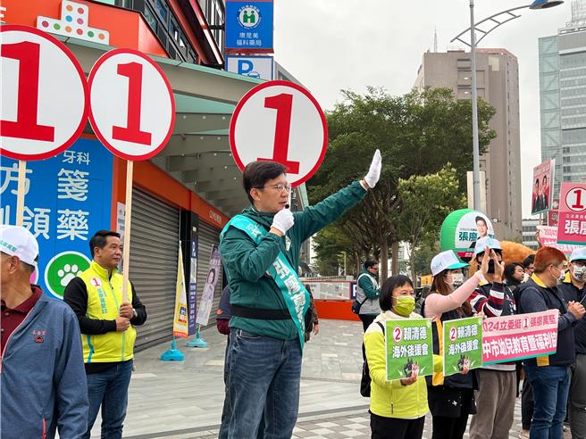 民进党今天早上举行「美德站出来」，全台街头大串联活动，台中四选区立委候选人张廖万坚由近50名教育、幼儿团体成员及家长们陪站路口拜票。（张亦惠摄）