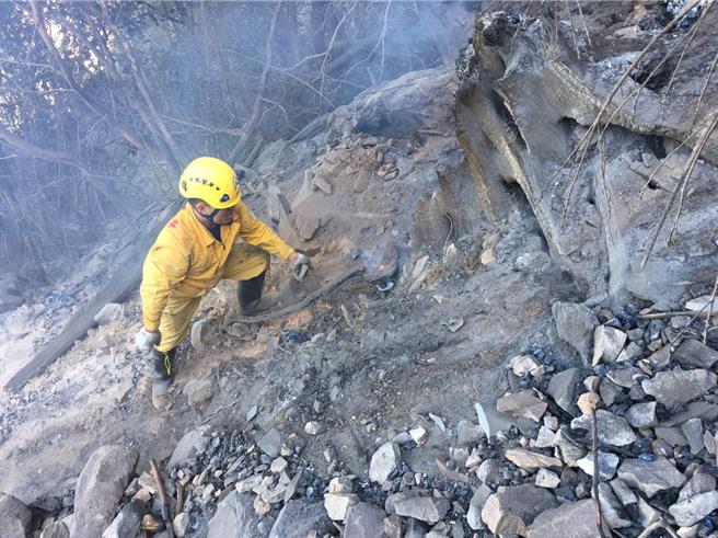 林业保育署台中分署指出，中横便道一旦发生森林火灾，需森林护管员垂降至下边坡进行地面灭火作业，灭火过程具有相当的危险。（ 林业保育署台中分署提供／张妍溱台中传真）