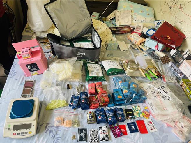 台中市刑大侦二队在台中市乌日区破获毒品分装厂，查扣各种包装毒果汁包，及毒品原料，检察官侦结提起公诉。（警方提供／王煌忠台中传真）