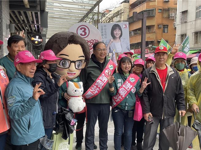 民进党台北市中山、北松山立委候选人谢佩芬、民进党不分区立委提名人王义川今到滨江市场拜票。（蔡佩珈摄）
