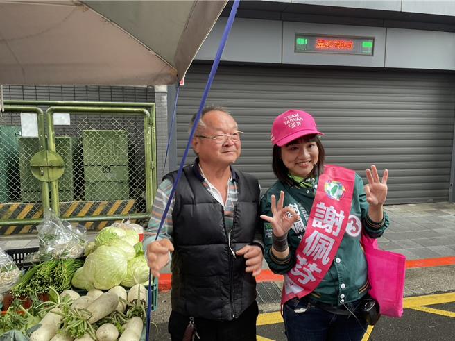 民进党台北市中山、北松山立委候选人谢佩芬（右）今到滨江市场拜票。（蔡佩珈摄）