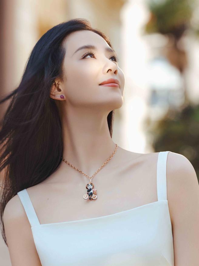 Qeelin代言人刘诗诗佩戴经典Wulu系列珠宝。（Qeelin提供）