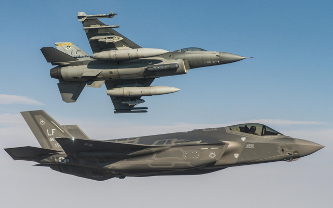 F-35A和F-16戰機進行融合訓練的資料照。（美國空軍）