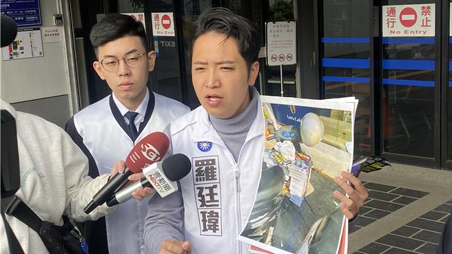 台中立委六選區藍、綠激戰，國民黨候選人羅廷瑋（右）3日到地檢署控告，對手民進黨江肇國陣營以「小蜜蜂」散發黑函及帆布廣告抹黑攻擊，還誣指他向市府施壓，涉違反《選罷法》及誣告。（陳淑芬攝）