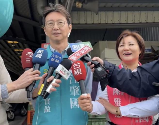 台中立委六選區國民黨羅廷瑋3日到地檢署控告，民進黨江肇國（左）陣營涉違反《選罷法》及誣告。江則反擊指出，看板與文宣內容都是事實，要求羅出面說清楚、講明白。（江肇國競總提供／陳淑芬台中傳真）