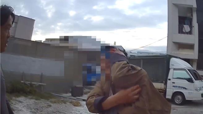 台東市南王東街工地爆發越界爭議，58歲賴姓工人遭西瓜刀砍傷左耳。（台東縣警察局提供／蕭嘉蕙台東傳真）