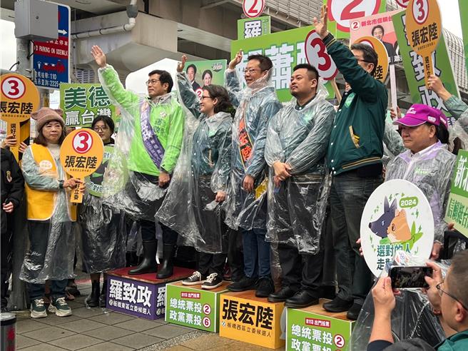 蕭美琴、羅致政、張宏陸等人上午在板橋街頭向民眾拜票。（王揚傑攝）