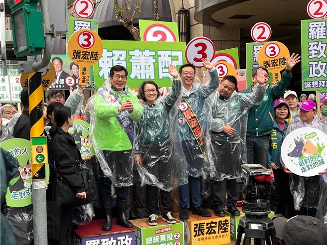 蕭美琴、羅致政、張宏陸等人上午在板橋街頭向民眾拜票。（王揚傑攝）